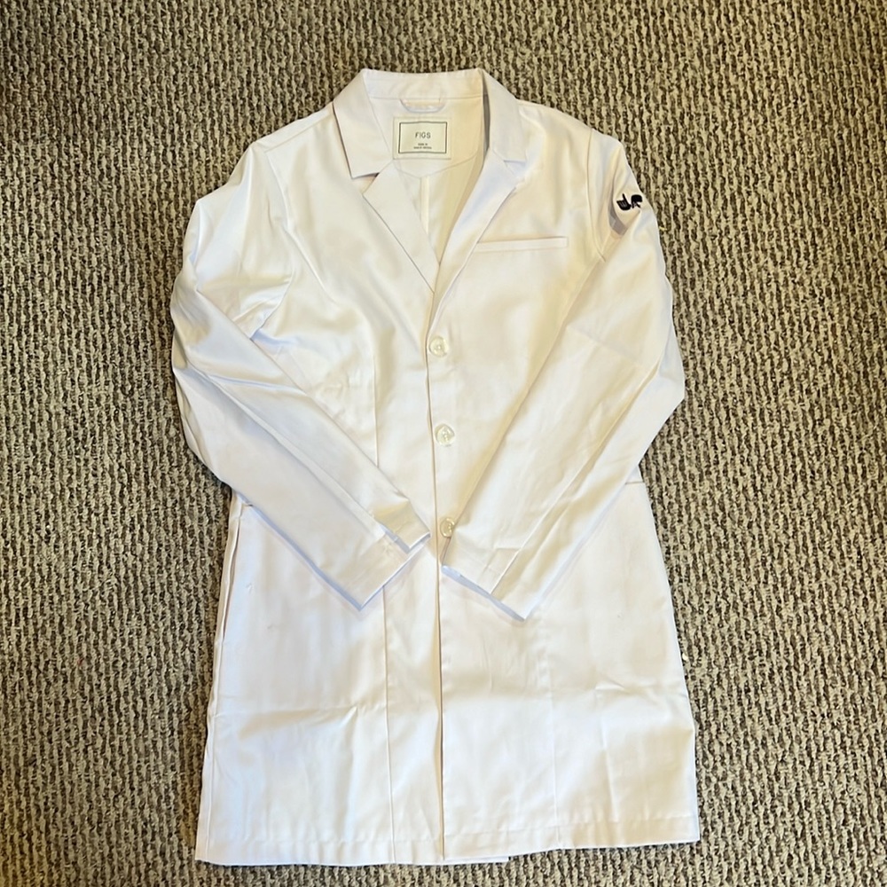 FIGS. SLIM. MEDIUM. LAB COAT